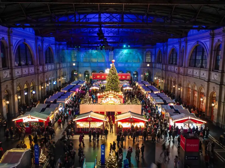 Polarzauber Wintermarkt in der Halle des Zürcher Hauptbahnhofs