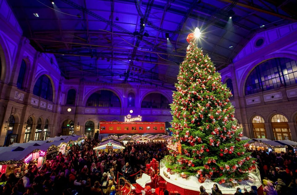 Lindt Weihnachtsbaum und Polarzauber Markt in der Bahnhofshalle