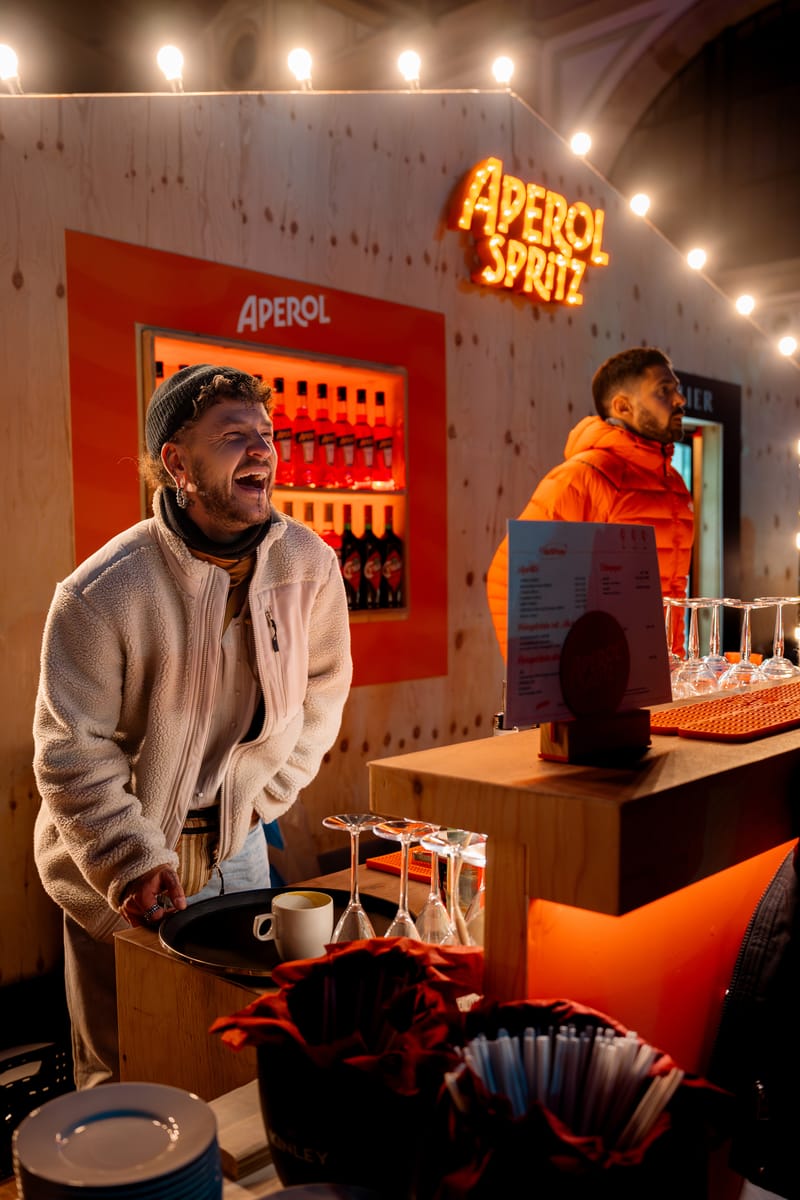 Gast an der Aperol Spritz Bar am Polarzauber