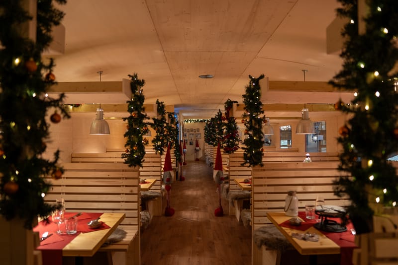 Weihnachtlich dekoriertes Interieur des Polarzauber Parsennbahn Fondue-Express