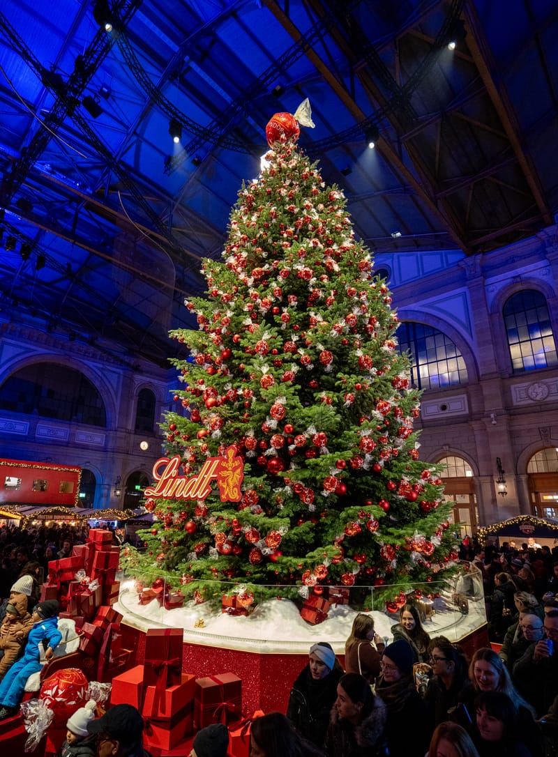 Lindt Weihnachtsbaum in der festlich beleuchteten Zürcher Bahnhofshalle