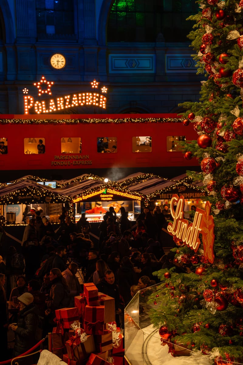 Polarzauber Parsennbahn Fondue-Express und Lindt Weihnachtsbaum in der Zürcher Bahnhofshalle
